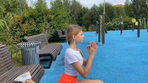 Workout with a bench in the park. Mari Kruchkova.