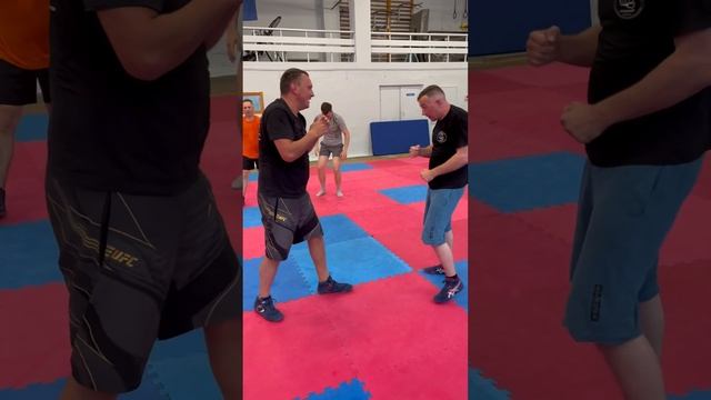 Защита от хука с переходом на колени и бросок - Defense from Hook with Knee Strikes & Takedown