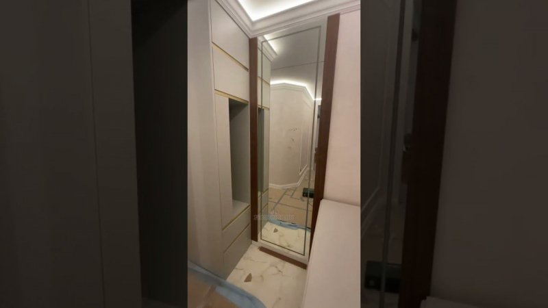 Большой шкаф с интегрированными ручками и вставками из латуни