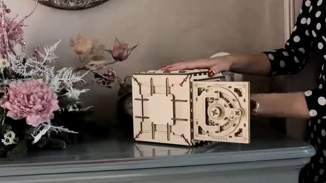 Настоящий деревянный сейф 3D-пазл UGears смотреть онлайн