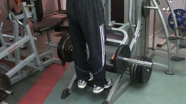 Как выпонять шраги стоя в тренажере для икроножных смотреть онлайн