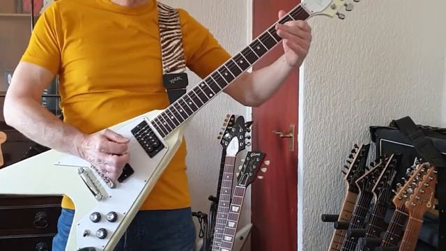UFO's Love to Love, FT Ray Callcut vocs and Gibson's New 70's Style flying V смотреть онлайн