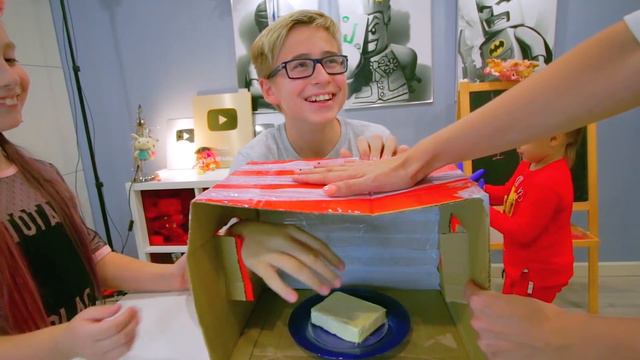 ЧТО в КОРОБКЕ Челлендж - Катя и Ростя Угадывают - Как Нас Разыграла Мама смотреть онлайн