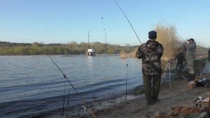 Весенние КАРАСИ ЛАПТИ на водосбросе