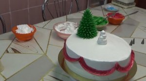 Новогодний тортик.  Ёлочки на вафельных конусах и кремовый снеговик.