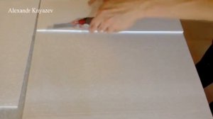 Как обрезать пенопластовую потолочную плитку одинакового размера?