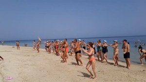 то был Тунис, сентябрь 2023 года.  Пенная ечеринка на пляже в Суссе