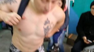 ОТЖИМАНИЯ ОТ пола за 1 минуту на тыльной стороне ладони с весом 40 фунтов  REDUCTIONS FROM the floo