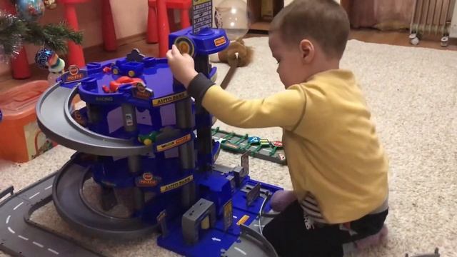 Парковка «полесье» Коля играет или что подарить мальчику ,отличный подарок смотреть онлайн