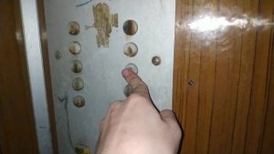 Заброшенный лифт в жилом доме. №1