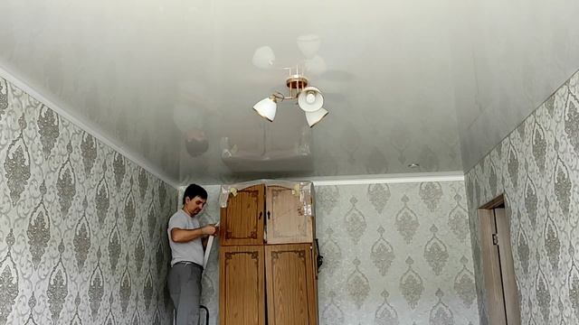 Как прикрепить потолочный плинтус? Как крепить потолочный плинтус?