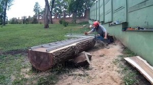 Распил бревна бензопилой. WOODWORKING // Slabbing logs into Lumber // Chainsaw Mill