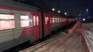 эт2м 064 из Петербурга прибывает на станцию Волховстрой к 1 платформе. окт.жд. 7.12.2023.