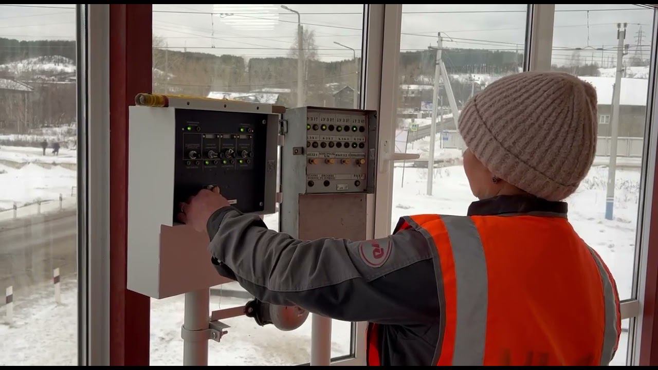 СвЖД построила новое здание поста дежурного на переезде в Чусовом смотреть онлайн