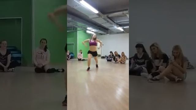 Прикольно тверкает =) смотреть онлайн