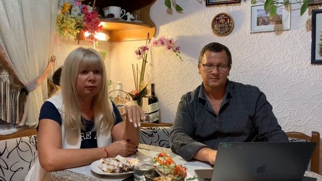 ОБСУЖДАЕМ МЕНЮ К НОВОМУ ГОДУ! История Пожарских котлет и дешевый Ликёр | Arina Belaja