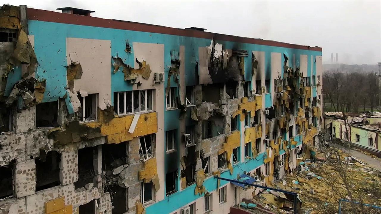 В здании городской больницы Мариуполя обнаружили десятки тел мирных жителей
