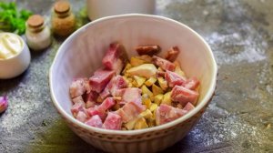 Салат Людмила с ветчиной и грибами