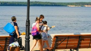 Пляж на Волге полностью забит людьми. Посмотрите сколько людей. Чебоксары