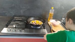 как приготовить вкусную яичницу с вареной колбасой на завтрак в 9 лет