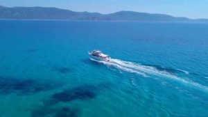 Футаж катер движется по морю