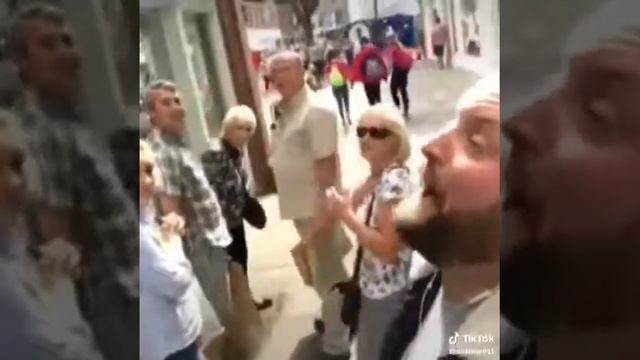 Вот что происходит когда поёшь в наушниках на улице? смотреть онлайн