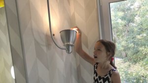 4Д Четыре девочки. Крым, Севастополь, парк "Лукоморье". Дом вверх ногами.