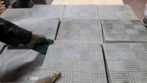 Как легко и просто извлекается готовая тротуарная плитка 300х300х30 "Паркет" серого цвета с форм.