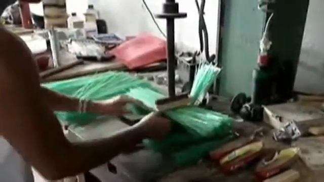 Бизнес идея в гараже  Изготовление метел из пластиковых бутылок