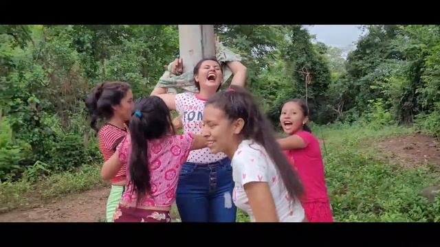 TERCERA PART( LAS COSQUILLAS) MARY CARMEN SACRIFICADA A UN POSTE Y ATADA DE LAS MANOS NO AGUANTO MÁ смотреть онлайн