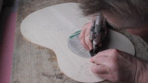 Фрезерование паза бормашиной под розетку в верхней деке(видео №474).