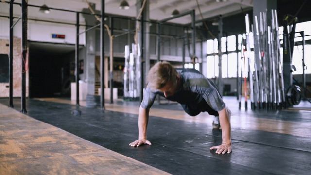 отжимания с широкой постановкой рук смотреть онлайн