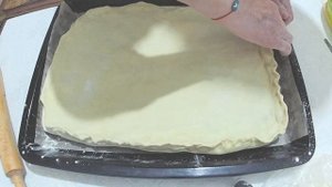 ОЧЕНЬ ПРОСТОЙ  В  ПРИГОТОВЛЕНИИ, НО ОЧЕНЬ ВКУСНЫЙ ПИРОГ С НАЧИНКОЙ ИЗ СЫРА , КАРТОШКИ  И ЗЕЛЕНИ.