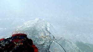 ледокол застрял...а не,не застрял