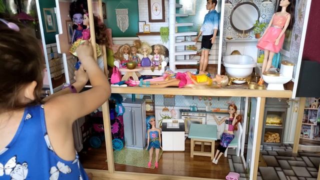 Кукольный дом!Игры в большом кукольном домике с Барби и другими куклами: 5 серия! Видео для девочек смотреть онлайн