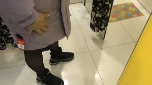 ?Много пальто и пуховиков, в примерочной