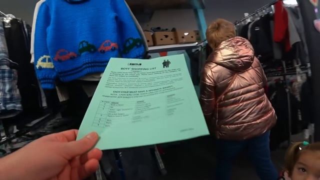 БЕСПЛАТНАЯ ОДЕЖДА в Америке - Что выдадут ребенку от школы? смотреть онлайн