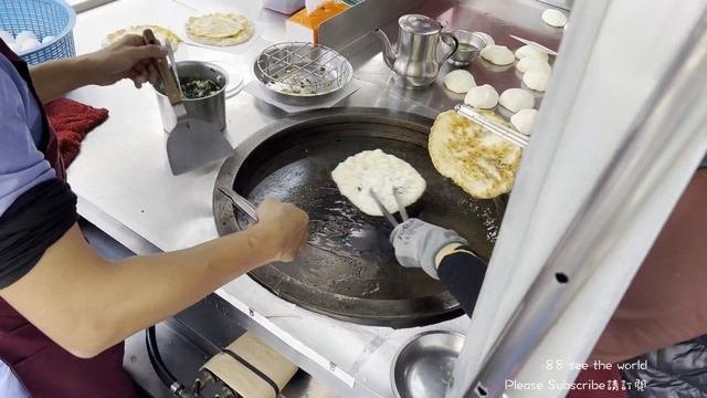 [What I Eat] Scallion Pancakes With LOTS Of Basil And Long Green Onion｜ Taiwan Street Food