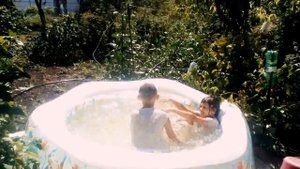 Смешные дети купаются в бассейне в жару