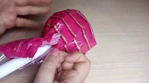 Показываю что внутри гигантского чупа чупс , есть ли внутри жвачка?