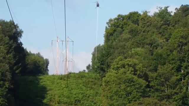 Обрезка деревьев... с вертолета! Шокирующее видео