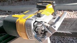 Электролобзик DeWALT DCS334N