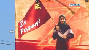 Бабушка с красным флагом как символ Победы, Родина -Мать