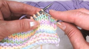 Оригинальная идея перехода между цветами при вязании спицами. Узор спицами всего 2 ряда. 254