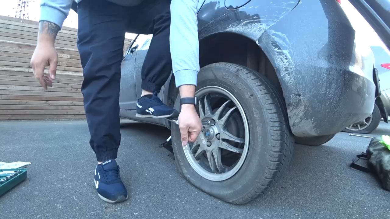 Проколол колесо на машине