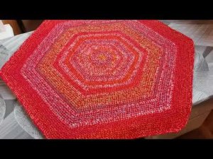 А из остатков пряжи я связала интересный коврик под елочку!