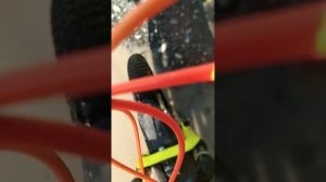 Я катаюсь на велосипеде по лужам