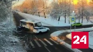 Пассажир выпал из маршрутки после ДТП в Петербурге - Россия 24