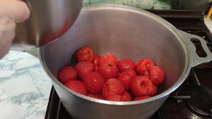 Томаты без кожуры в томатном соке ,без уксуса , без сахара , без соли , без стерилизации