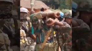 Солдаты ЦАР празднуют победу над боевиками. Central African soldiers celebrate victory over rebels.